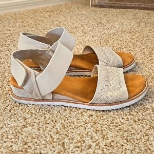Sketches memory foam beige sandals